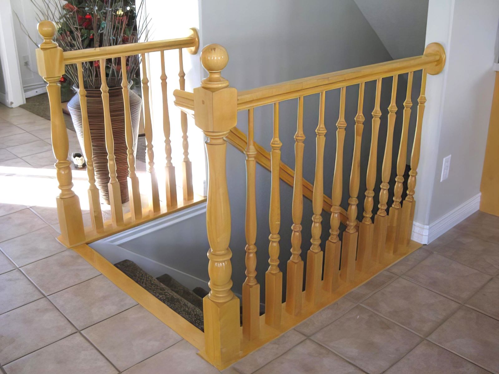 23 Stair Banister Before Makeover TDA Decorating And Design Featured On @Remodelaholic 600x450 115326