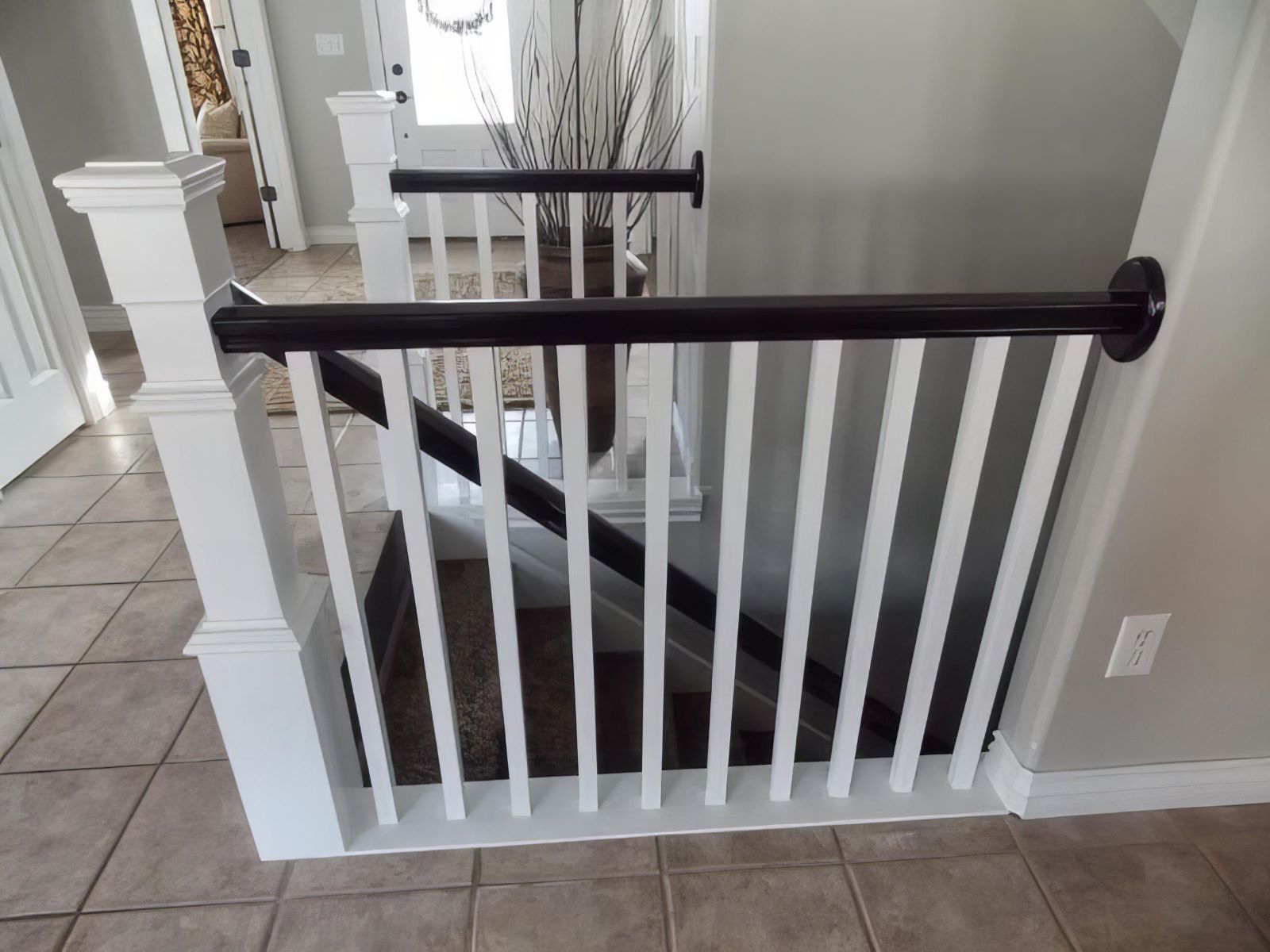 25 Stair Banister Redo With New Newel Post And Spindles TDA Decorating And Design Featured On @Remodelaholic 600x450 1153261