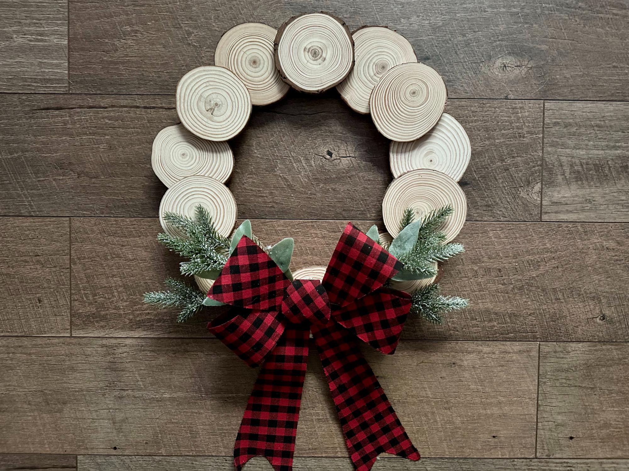 DIY Wood Slice Wreath For Christmas Winter, Remodelaholic (16)